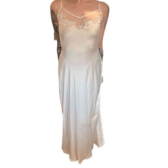 Y2K Victoria’s Secret Ivory Silk Floor Length Bridal Negligee - Picture 10 of 10